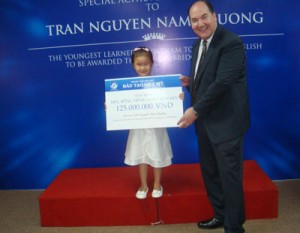 Trần Nguyễn Nam Phương nhận học bổng trọn đời trị giá 125 triệu đồng
