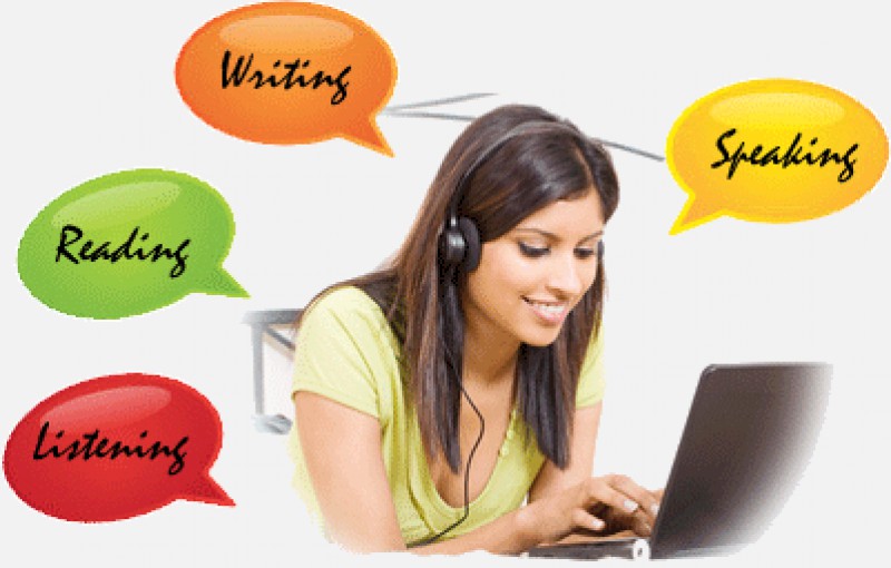 ĐỒNG HỒ HẸN GIỜ 15 PHÚT BÊN CẠNH CUỐN VỞ GHI CHÉP LUYỆN NGHE TIẾNG ANH CƠ BẢN