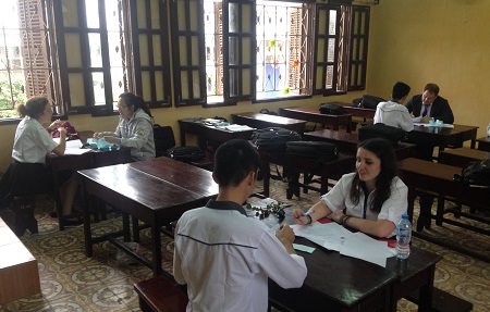 Học sinh THPT chuyên Lê Hồng Phong tham gia kiểm tra đầu vào với giáo viên bản ngữ